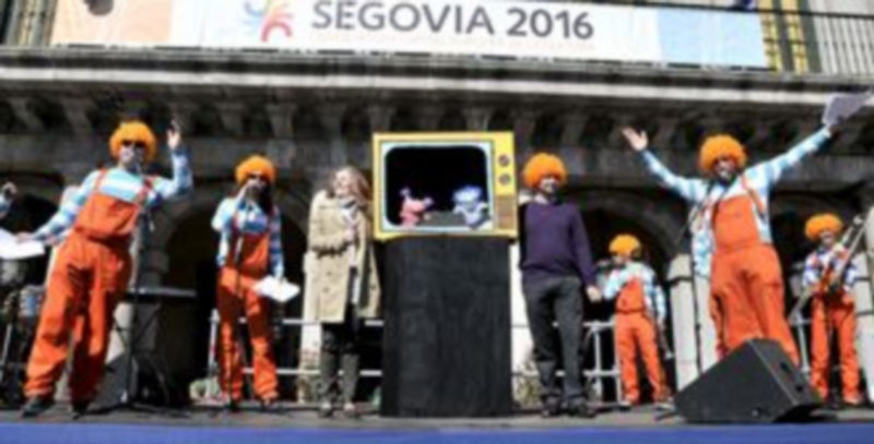 Los Teo eligieron como figurantes al alcalde Pedro Arahuetes y a la periodista Yolanda Fernández para participar en su divertido pregón de inicio del Carnaval./ Alberto Benavente