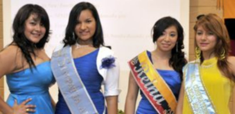 Alexandra Muñoz (segunda por la dcha.)