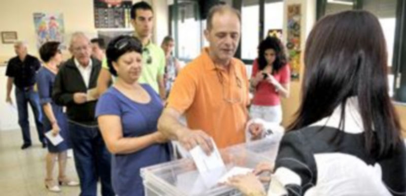 Ciudadanos votando en un colegio segoviano