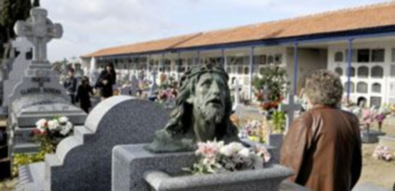 Los segovianos dedicaron ayer la jornada a visitar los camposantos para recordar a los familiares y amigos fallecidos con flores y adecentando sus tumbas. / Alberto Benavente