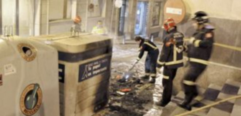 Los trabajadores de FCC creen tener identificadas a las personas que quemaron varios contenedores. / Alberto Benavente.