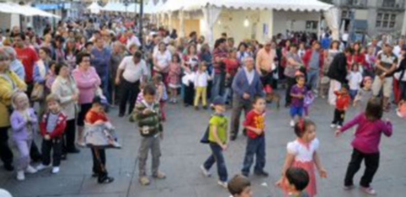 Aspecto que presentaba ayer el ferial de PRONATURA durante la actuación musical del Dúo La Estrella. / Alberto Benavente
