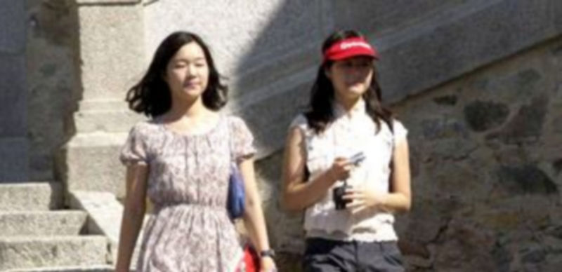 Imagen de archivo de dos turistas orientales en la zona del Acueducto este verano. / Alberto Benavente