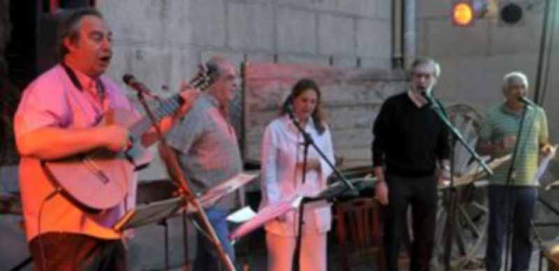 Nuevo Mester de Juglaría en un momento del pregón inaugural que tuvo lugar ayer en el Corralillo del Patín. / A. Benavente