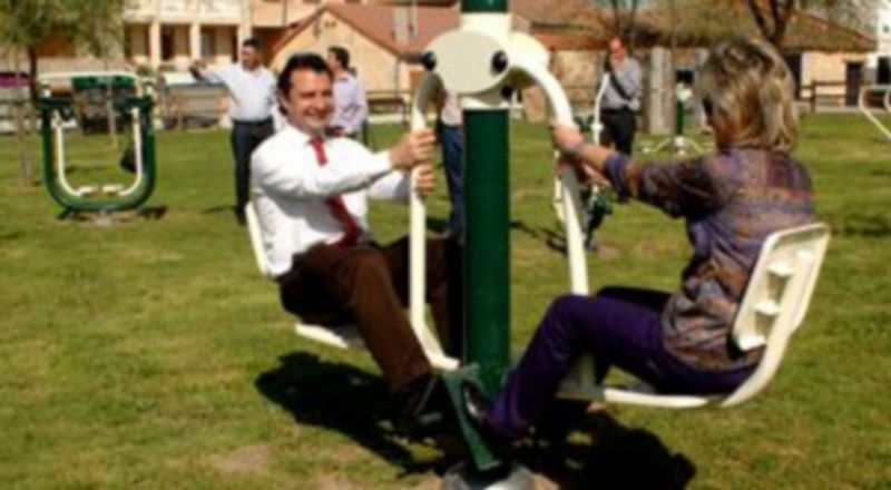 Arahuetes y Maroto prueban uno de los aparatos del área de gimnasia suave instalados en Madrona./ALBERTO BENAVENTE