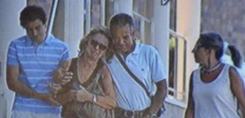 Una cámara de Televisión Española captó la llegada de los padres y el hermano del fallecido al tanatorio. / A. Benavente