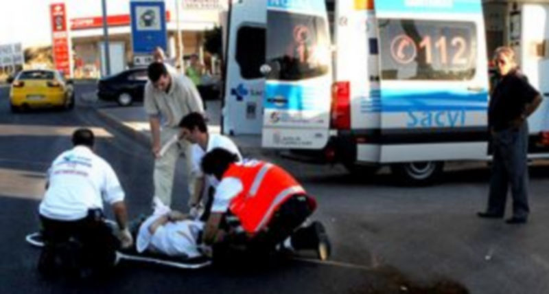 Los equipos de emergencias sanitarias atendiendo al hombre que resultó herido. / ALBERTO BENAVENTE