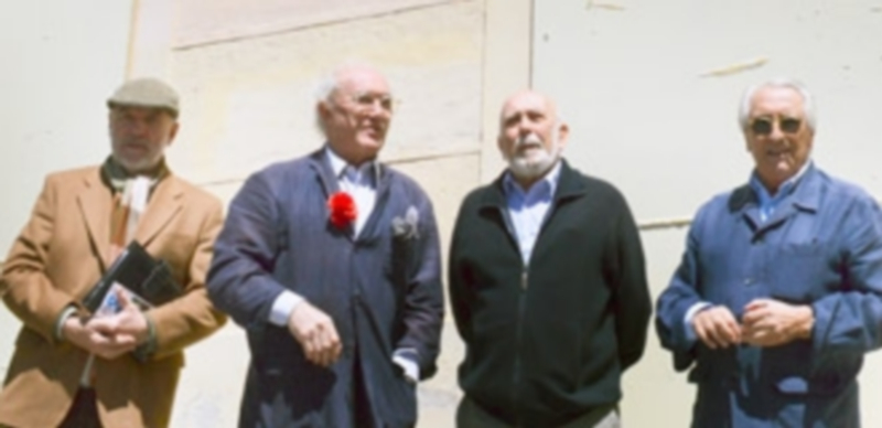 Giráldez (centro izqd.) se fotografió junto a la fachada del Cervantes. / EA