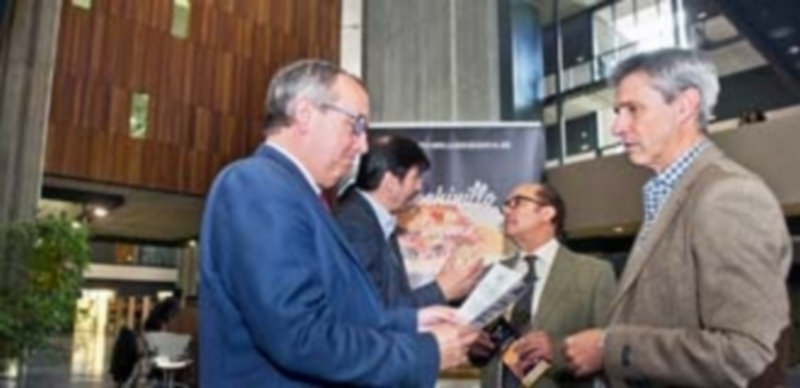 El cochinillo va a la universidad 1 Representantes del ámbito universitario y autoridades institucionales junto a los directivos de Procose presentaron el programa ‘Cochinillo un millón’. / Kamarero