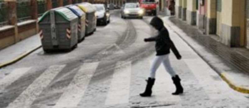 En la capital se produjeron varios episodios de nieve por la mañana y por la tarde. En el puerto del Alto de Los Leones los equipos de vialidad invernal se encontraban preparados.