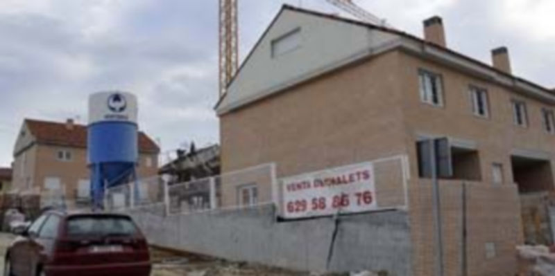 La venta de vivienda nueva continúa estancada en la provincia 1 Cartel que anuncia la venta de chalets en un municipio próximo a la capital segoviana. / Juan Martín