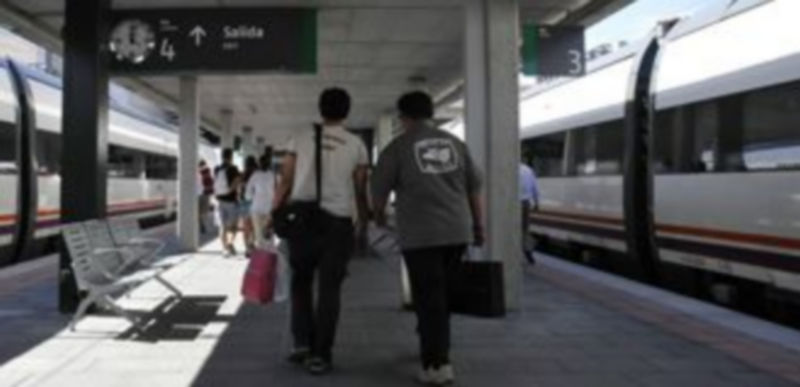 Dos viajeros se disponen a subir al tren en la estación Guiomar./ J. Martín.