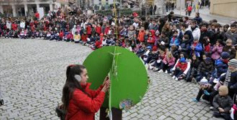Los alumnos del Colegio Marista Nuestra Señora de la Fuencisla realizaron una “Manifestación” que terminó junto a la iglesia de San Millán