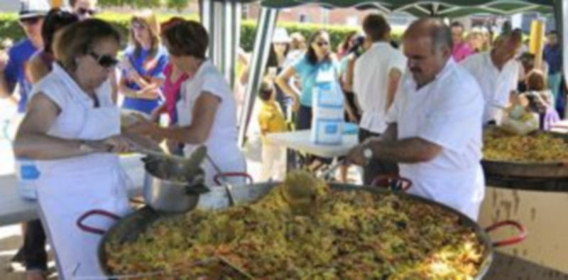 Julián del Barrio ultima la preparación de una de las paellas. / Juan Martín