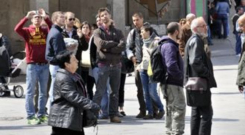 Un grupo de turistas escucha a su guía
