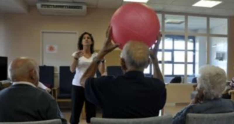 Sesión de actividades físicas y mentales que realizan todos los días los socios de AFA en el centro integral de servicios sociales de La Albuera para las personas enfermas alzheimer. / Juan Martín