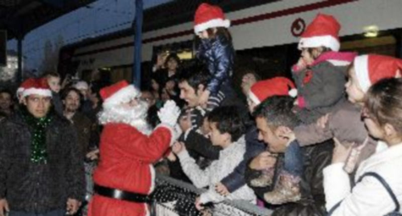 Ilusión sobre traviesas y patines 1 Los niños saludan efusivamente a Papá Noel a su llegada a la Estación de Ferrocarril