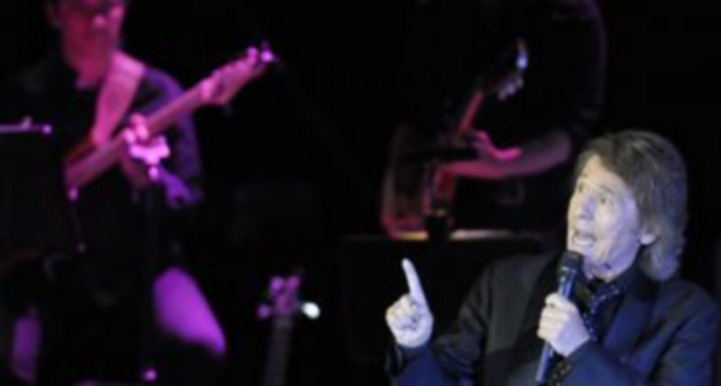 El cantante Raphael en un momento de su actuación en La Granja con motivo del VI Festival de Música y Danza de las Noches Mágicas. / Juan Martín