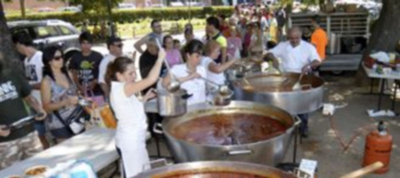 Imagen de uno de los momentos en los que los cocineros repartían las raciones de los judiones. / Juan Martín