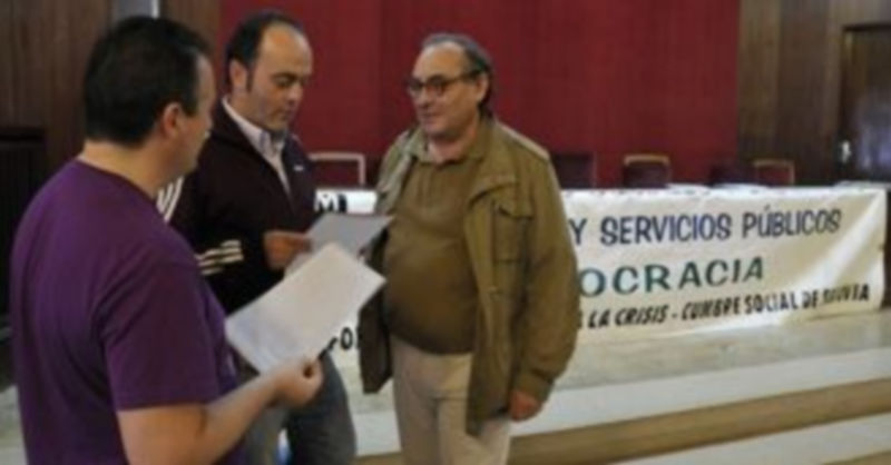 Portavoces de la Cumbre Social muestran el manifiesto. / Juan Martin