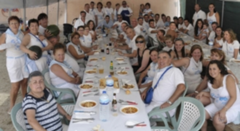 Los piratas invaden el barrio 1 La peña ‘El Porrón’ disfruta de la judiada ofrecida por la Comisión de Festejos en las inmediaciones de su local. / Juan Martín