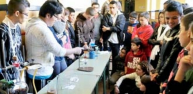 Imagen de alumnos del IES Mariano Quintanilla compartiendo conocimientos en talleres de experimentos. / Juan Martín