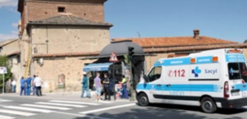 Una ambulancia del Servicio de Emergencias 112 de Castilla y León duarante una de asistencias en Segovia. / JUAN MARTÍN