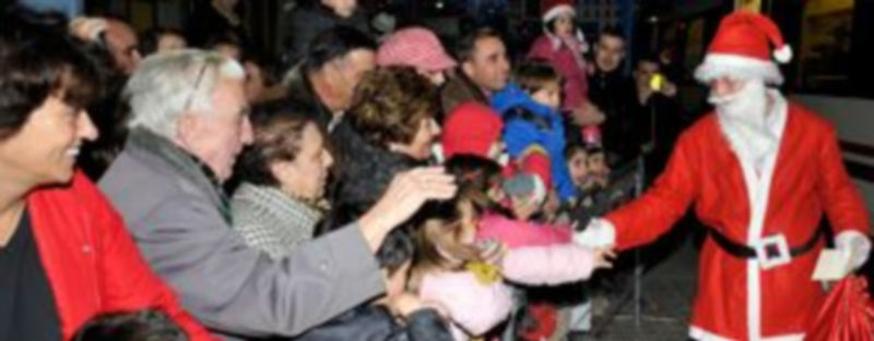 El barrio del Cristo del Mercado tributó una calurosa acogida a Papá Noél en la estación de ferrocarril./ JUAN MARTÍN