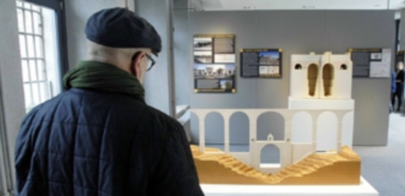 Un hombre observa detalladamente una de las piezas de la exposición ‘Felipe II. Los ingenios y las máquinas’. / Juan Martín