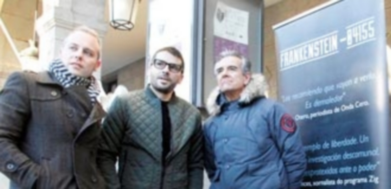 García Municio (dch.) durante la presentación del documental Frankenstein 04155 en MUCES. / JUAN MARTÍN