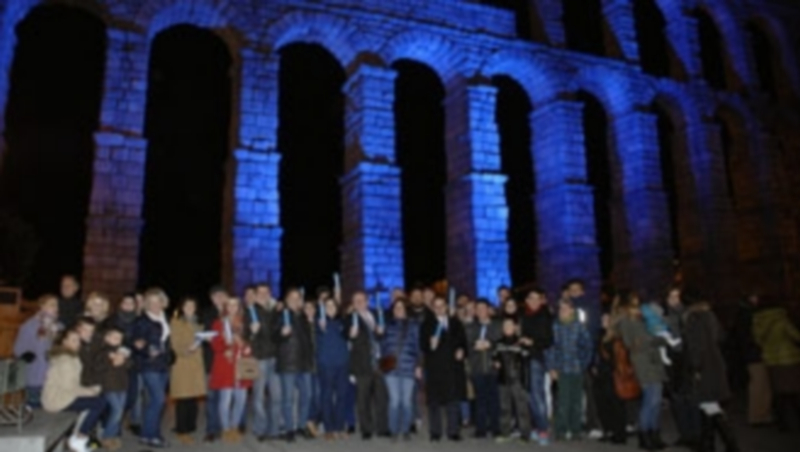El Acueducto simbolizó el apoyo de la ciudad de Segovia a las personas con trastorno del espectro del autismo. / Juan Martín