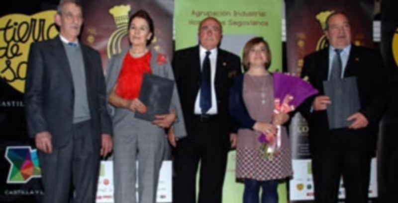 Los hosteleros homenajeados posan juntos y acompañados de sus esposas./ Juan Martín