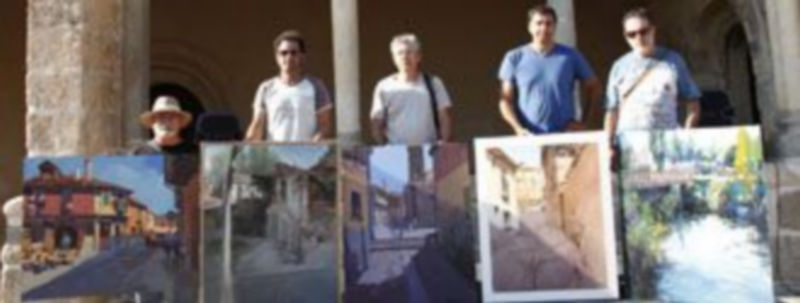 Los ganadores del Concurso de Pintura Rápida de San Lorenzo posan con sus obras tras la entrega de premios. / D. de Miguel