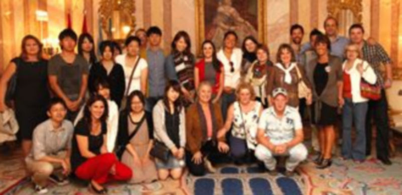 Todo el grupo de extranjeros posó junto a la concejala en la Sala Blanca del Ayuntamiento. / Diego de Miguel