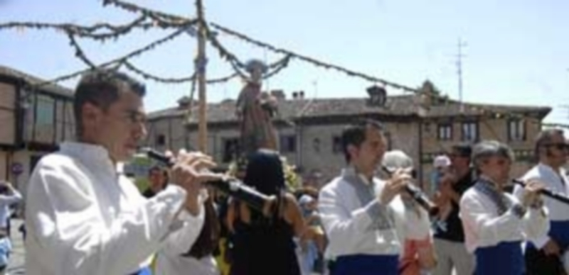 Los cohetes lanzados por uno de los peñistas precedían el paso de la imagen de San Lorenzo por las calles del barrio. / Fotos: Elena Peña