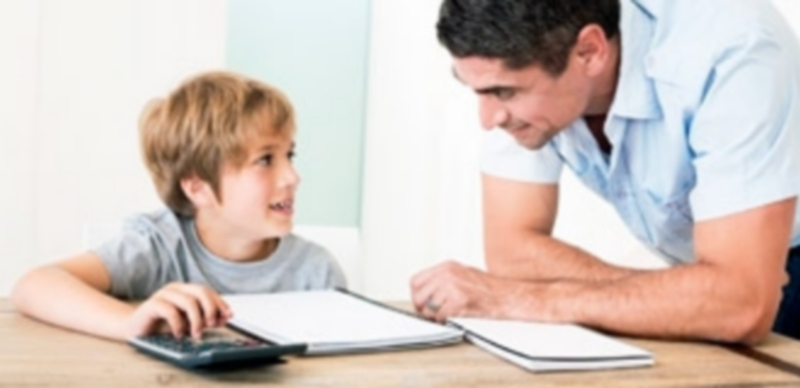 Hacer los deberes en compañía 1 El nuevo programa municipal articulará una red de voluntarios para ayudar a los estudiantes a hacer sus deberes en los propios centros escolares. / Europa Press