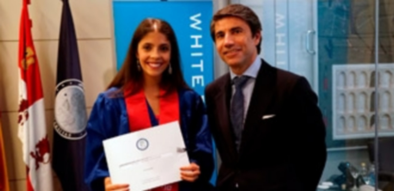 La premiada Daniela Machado y Juan Manuel de Remedios tras la entrega. / E. A.