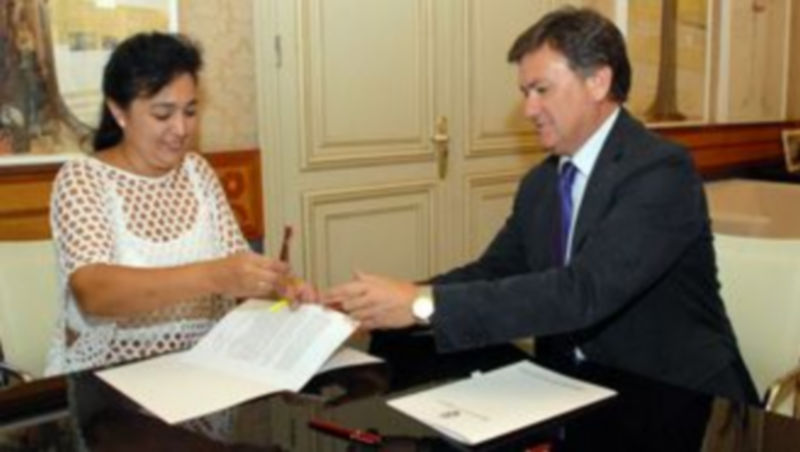 María del Carmen Muñoz y Francisco Vázquez firmando el acuerdo. / E. A.