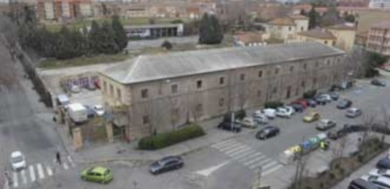 Silvia Clemente y González Pons conversan antes del encuentro con los medios en presencia de Jesús Postigo. / Kamarero