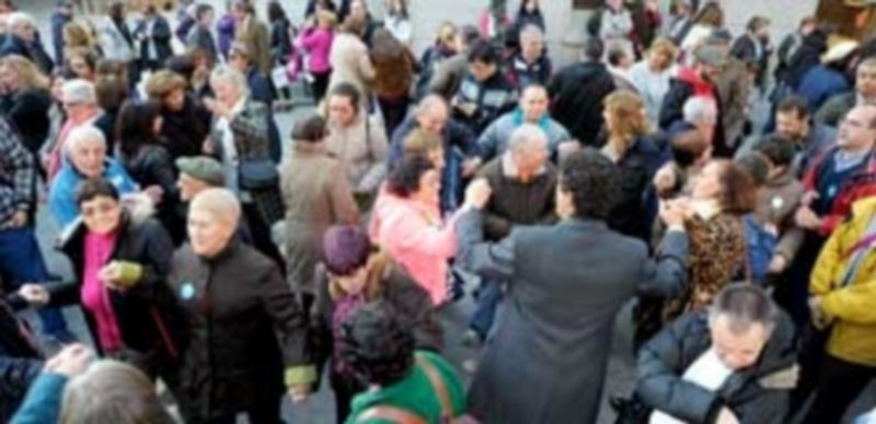 Con música y un improvisado baile en la calle concluyó el acto que llevaba el lema ‘Saber que se puede