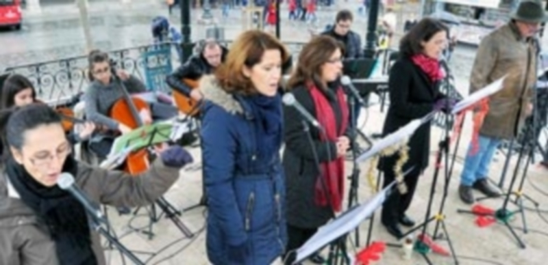 El coro Audite ofreció un brillante concierto en el quiosco de la Plaza Mayor. / Kamarero