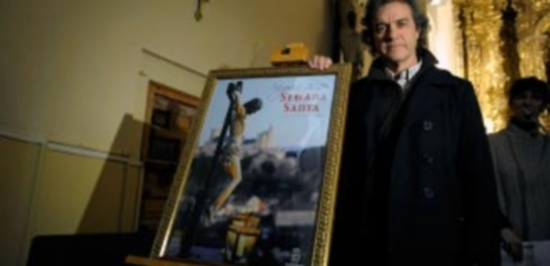 Mario Antón Lobo posa con el cartel anunciador de la Semana Santa. / Kamarero
