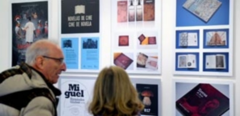 Algunos de los carteles expuestos en la muestra correspondientes a trabajos del diseñador soriano Alfonso Pérez. / Kamarero