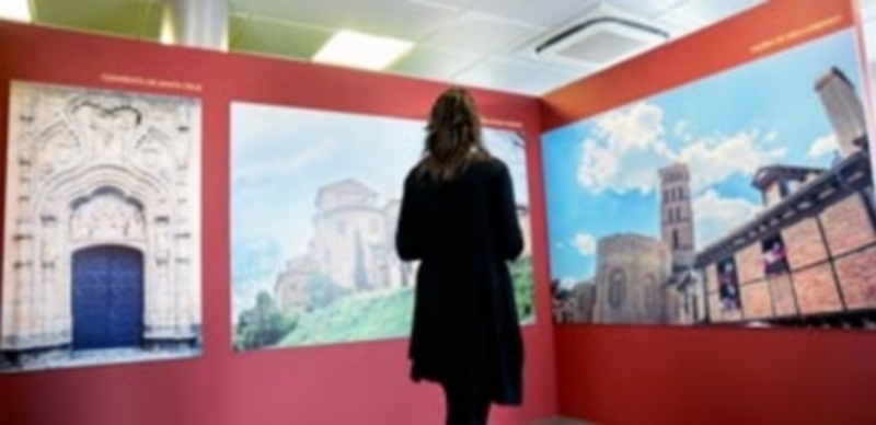 La exposición exhibe fotografías a gran tamaño de la riqueza natural y del patrimonio artístico que se emplaza en el barrio. / A. K.