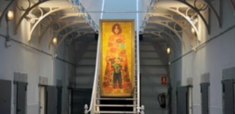 Este collage de la muestra ‘Women by Women’ recibe al visitante en las galerías de La Cárcel. / Foto: Kamarero