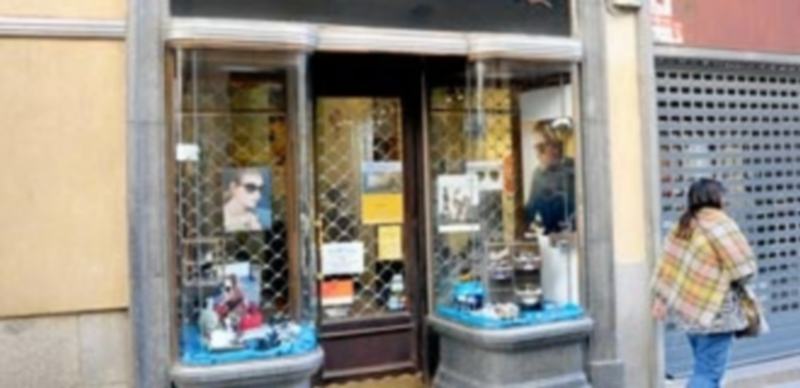 La Óptica Moderna fue objeto de un robo durante el pasado fin de semana. / Kamarero