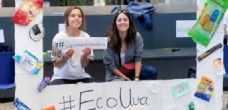 Todo el Ágora del campus María Zambrano se llenó de plástico