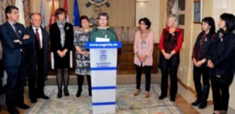 La voluntaria de la AECC Concepción Manrique dio lectura al manifiesto en presencia de las autoridades. / KAMARERO