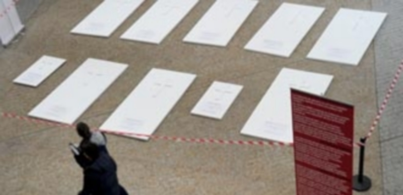 La instalación de lápidas blancas impacta a quienes pasan por la plaza cubierta del campus María Zambrano. /KAMARERO