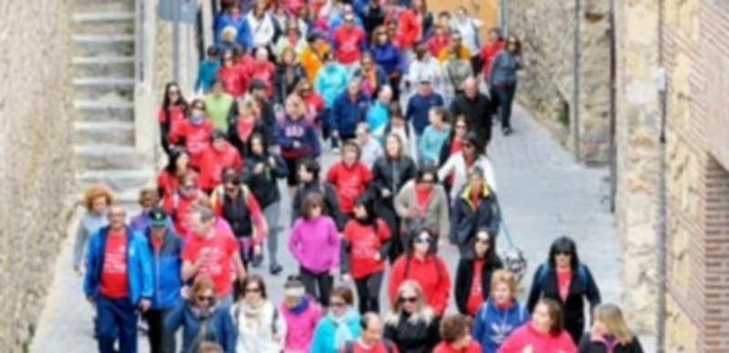 La “marea roja” de los participantes en la marcha desafió al mal tiempo para recorrer el trazado previsto por la organización. / kamarero